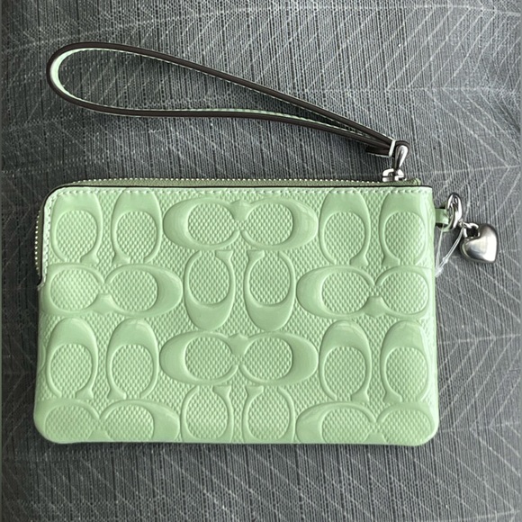 NWT Coach Green Patten Leather Signature Corner Zip Wristlet w/Heart Bag Charm - Picture 4 of 8